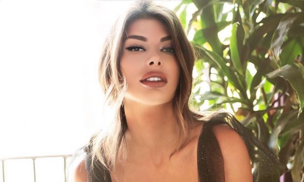 Angela Martini nga shtrati pozon, me asetet e saj provokon!