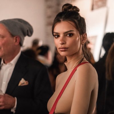 Modelja e njohur tregon më shumë se që duhet në fustanin e elegant