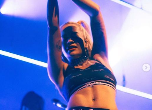 Rita Ora ‘ndez’ Gjermaninë, dhuron performancë fantastike