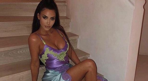 Kim Kardashian më në formë se kurrë, tregon format në fustan të bardhë!