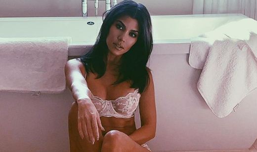 Kourtney Kardashian nis festimet e ditëlindjes, pozon vetëm në bikini