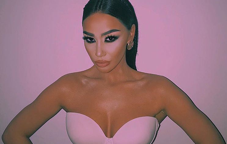 Flaka Krelani provokon, në veshje të shkurt këmbët seksi i zbulon!