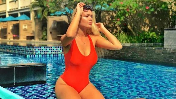 Eni Koçi joshëse dhe provokuese, në bikini të kuqe
