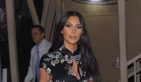 Kardashian provokon ndjekësit me dy imazhe realizuar në avion privat