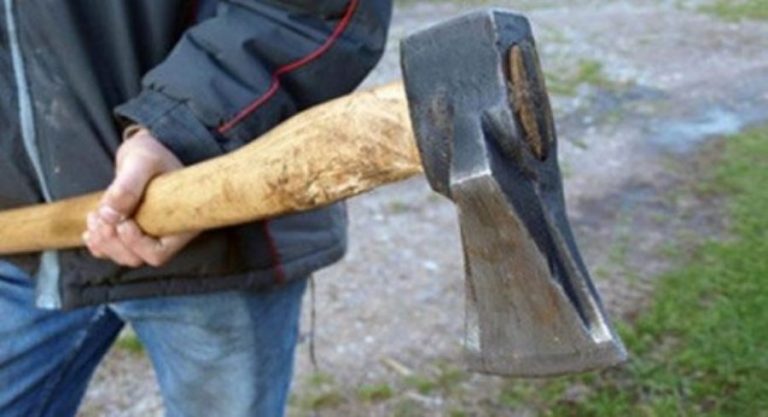 Kanosi me sëpatë zyrtarët komunalë në Shtime, arrestohet i dyshuari