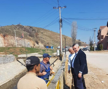 Kryetari Ahmeti publikon foto gjatë rregullimit të infrastrukturës në Gadime të Epërme