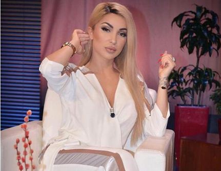 Në fustan të bardhë, Roza Lati po duket e ‘zjarrtë’