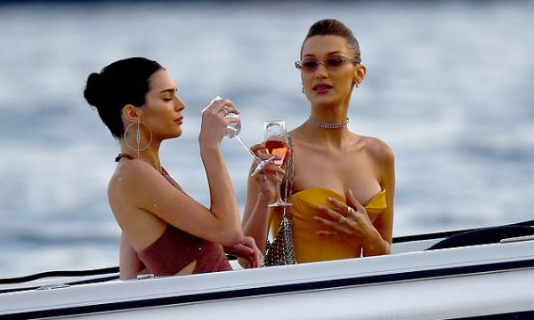 Yjet e modës heqin fustanet dhe dalin me bikini e pinë shampanjë