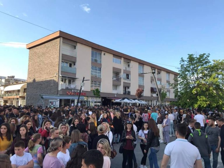 Kryetari Imri Ahmeti uron maturantët lipjanas