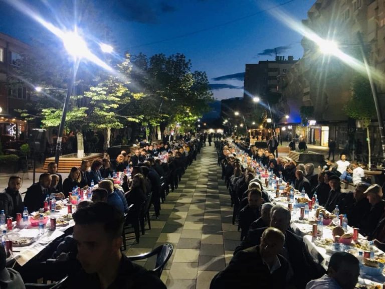 Sofra e madhe e iftarit në sheshi “Adem Jashari” në Lipjan