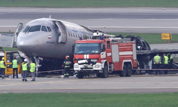 Shfaqen pamjet tmerruese nga brenda aeroplanit që po digjej në Rusi