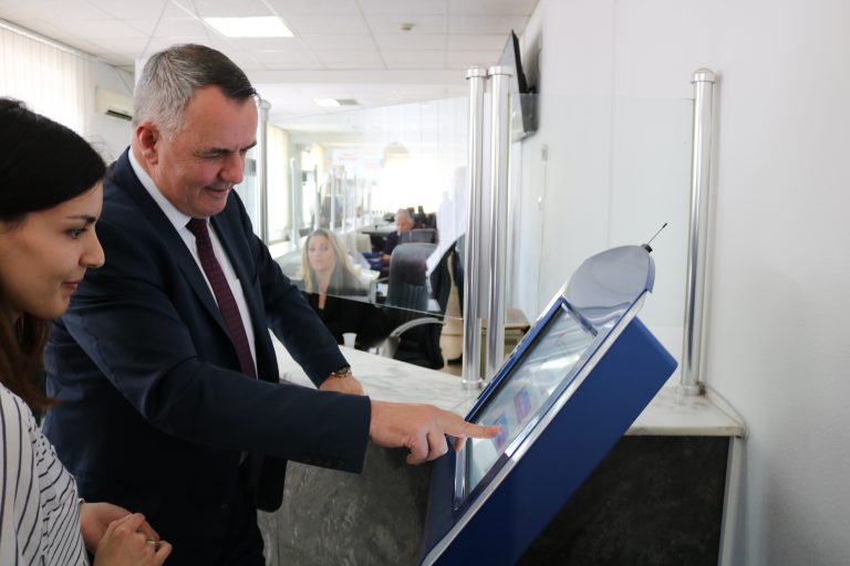 Nga sot administrata e Komunës së Lipjanit me sistem digjital për menagjimin e radhëve