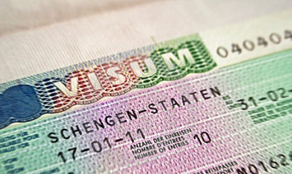 Merrte nga qytetarët deri në 5 mijë euro për një vizë shengen, arrestohet nga policia