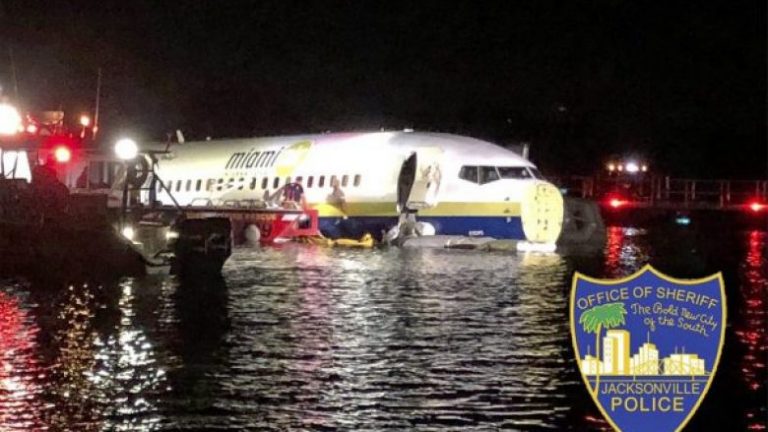 Aeroplani del nga pista dhe bie në një lum në SHBA, lëndohen 21 udhëtarë