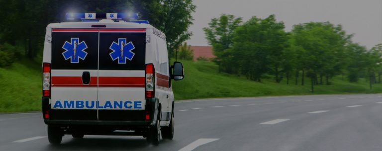 Aksidenti mes veturës, trenit dhe një automjeti tjetër të parkuar, një person u dërgua në QKUK – policia jep detaje