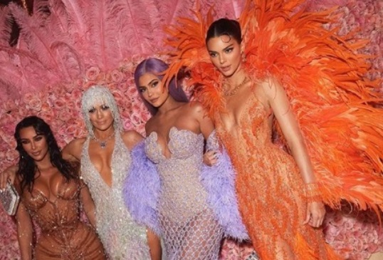 Secila më përvëluese se sa tjetra, Jennifer Lopez sfidon motrat Kardashian