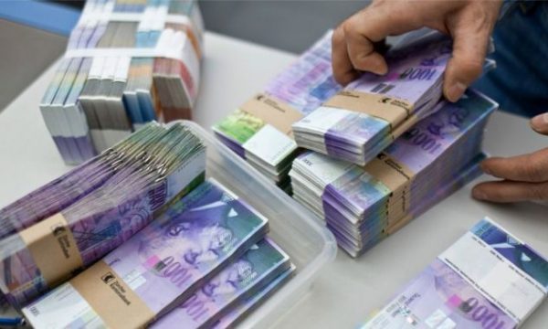 Të rinjtë në Zvicër nuk kanë më nevojë të paguajnë borxhet e prindërve