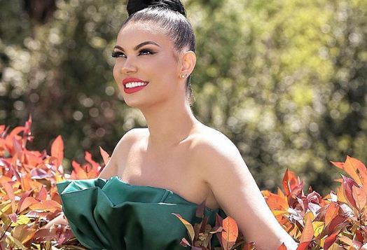 Zaimina Vasjari shkëlqen në fustan të kuq, shfaq linjat seksi
