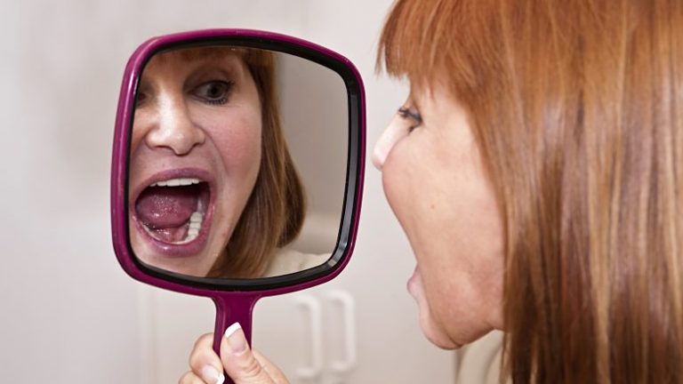 Nëse gjuha juaj ka këtë ngjyrë – ju mungon vitamina B12 dhe ju kërcënon anemia