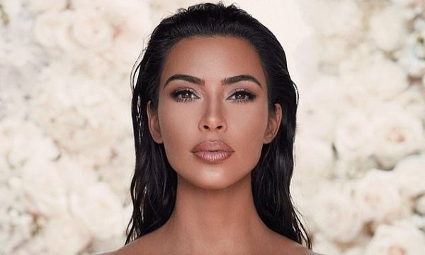 Tregon linjat joshëse e shtrirë, Kim Kardashian akuzohet për ‘photoshop’
