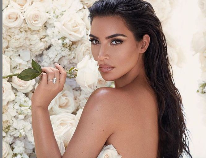 Kim Kardashian merr vëmendje, nga eleganca shfaqet pa të brendshme