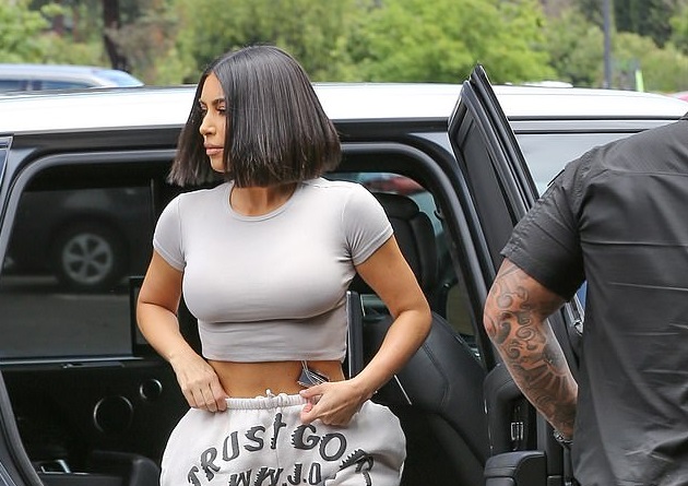 Kim Kardashian prapë guxon, modelin e flokëve e ndryshon