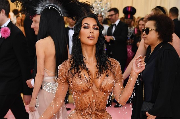 Kim Kardashian e ëmbël si ‘karamel’, në Met Gala gjithë vëmendjen merr!