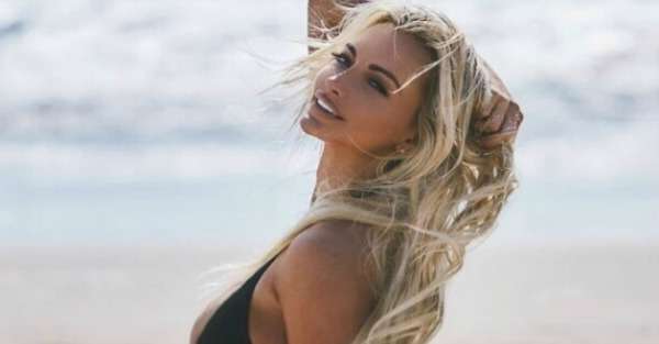 Lindsey shfaq dekolten e saj seksi