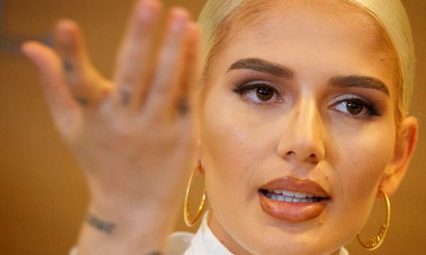 Loredana provokon me paraqitjen e fundit, mbulohet vetëm me peshqir