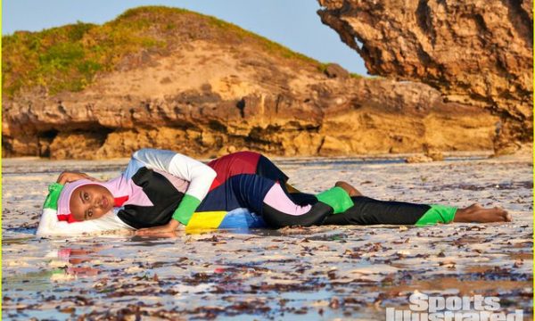 Modelja myslimane çmend botën islame, pozon në plazh