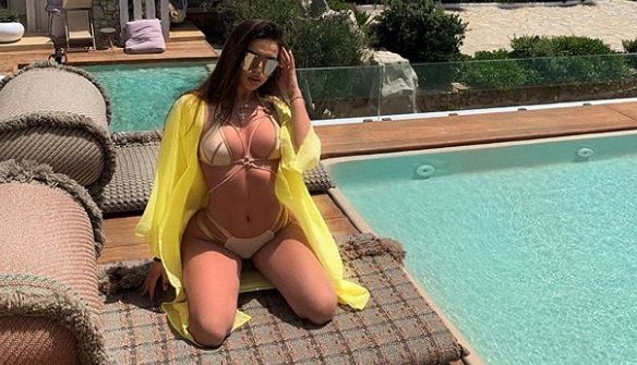 Rashel shumë e ‘nxehtë’, shfaq trupin si peshk!
