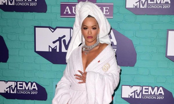 Rita Ora gjysmë e zhveshur për të treguar tatuazhet