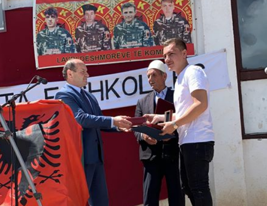 Presidenti Thaçi dekoroi Dëshmorin Halil Meta me medaljen “Heroi i Kosovës”