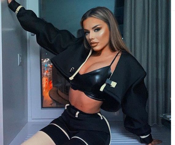 Tayna “ndez” skenën në qendër të Tiranës