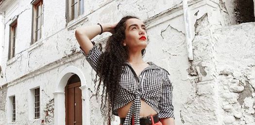 Aktorja shqiptare pa pantallona, publikon të pasmet