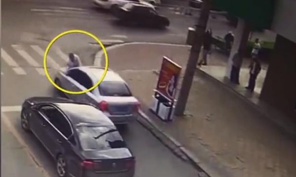E sheh gruan në makinën e tjetërkujt, shikoni se si reagon kinezi