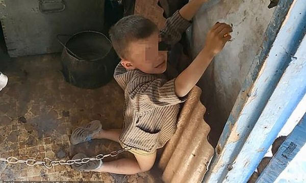 Fëmija lidhet me zinxhir “si një qen” nga babai i cili e dënoi se nuk mësonte