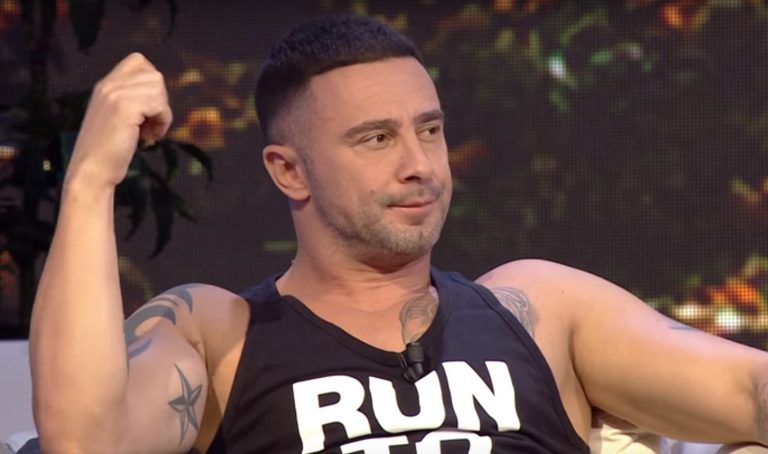 Këngëtarja kosovare: Dua të jem në krahët e Robert Berishës, është shumë karizmatik