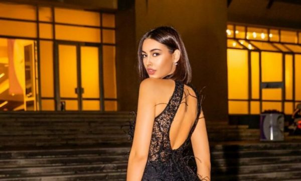 Modelja e njohur shqiptare shkëlqen në fustanin e saj transparent
