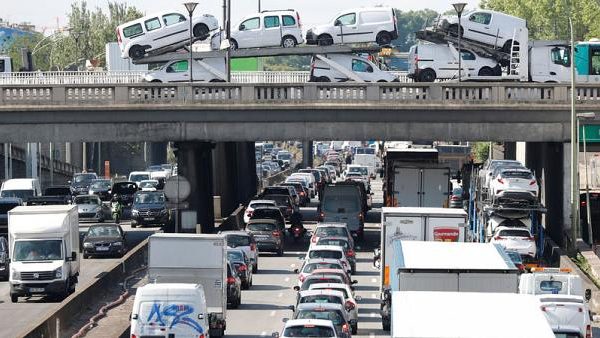 Parisi ndalon 60% të makinave për shkak të ndotjes së ajrit, qytetarët injorojnë vendimin
