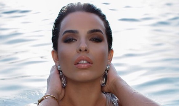 Të pasme si të J.Lo, Armina Mevlani zgjidh problemin
