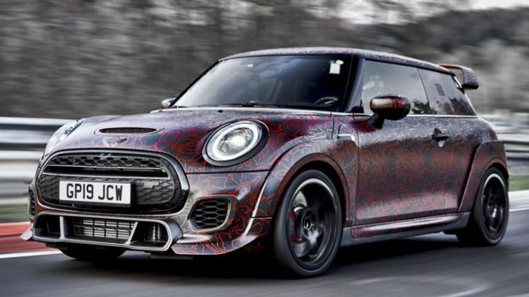 Mini i ri mund të tejkalojë shumë makina tjera në pistën e garave (Video)