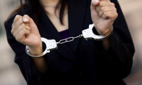 Arrestohet mësuesja për marrëdhënie seksuale me nxënësin