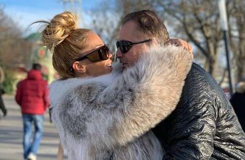 Adelina Tahiri publikon foto intime me burrin nga dhoma e fjetjes