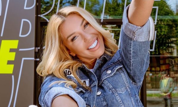 Adelina Tahiri publikon foto duke puthur në buzë bashkëshortin