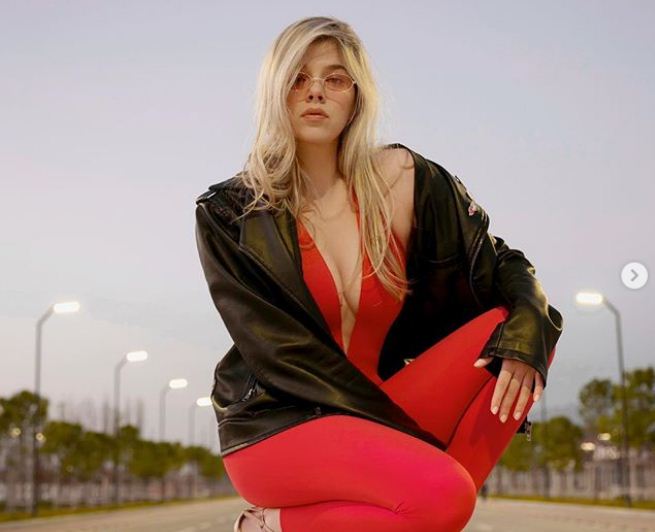 Arilena Ara tregon trupin seksi në Kaliforni