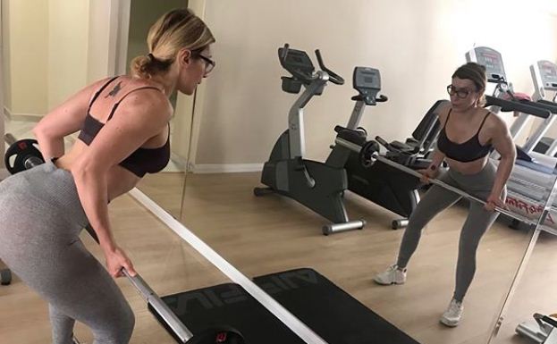Moderatorja shqiptare tregon muskujt nga palestra
