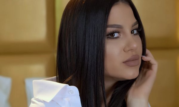 Dhurata Dora “beli dance” për fansat e saj