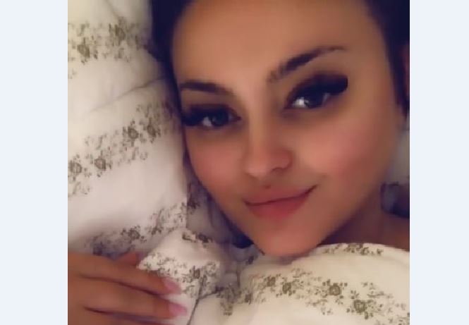 Enca me një foto nga shtrati