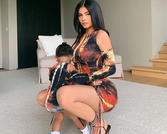 Kylie Jenner duket joshëse me vajzën në krah, e quan Stormin kopje të saj